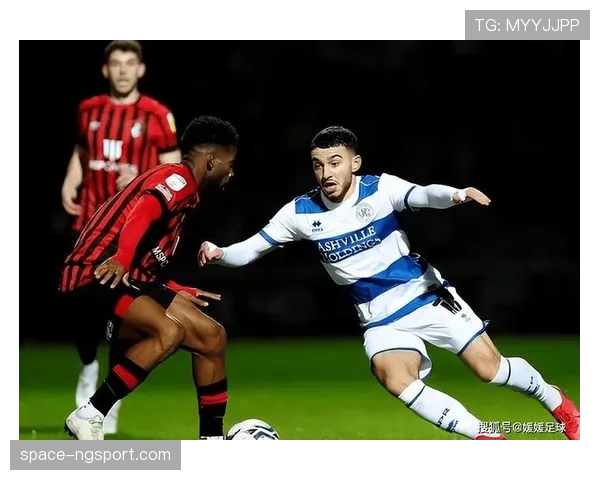 法兰克福对阵莱比锡比赛因球迷向场内投掷杂物中断十分钟